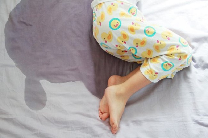 Mơ thấy đái dầm trước mặt nhiều người 