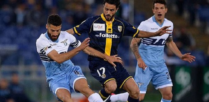 Lazio's midfielder Antonio Candreva (L) fights for the ball with Parma's forward Raffaele Palladino during the Italian Serie A football match Lazio vs Parma on April 29, 2015 at Olympic stadium in Rome. AFP PHOTO / ALBERTO PIZZOLI (Photo credit should read ALBERTO PIZZOLI/AFP/Getty Images)