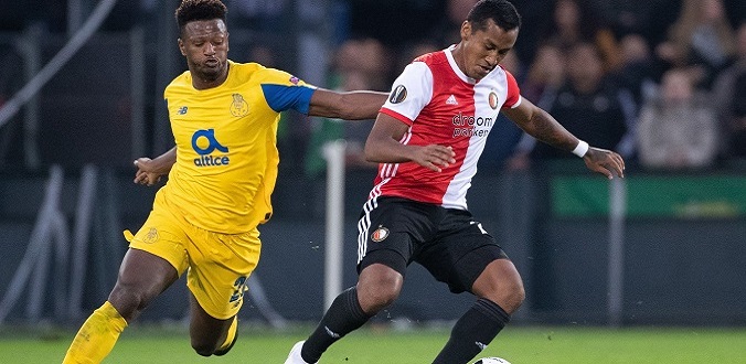 Rotterdam (Netherlands), 03/10/2019.- Ze Luis of Porto FC duels with Renato Tapia of Feyenoord Rotterdam (R) during the UEFA Europa League group G match Feyenoord Rotterdam vs FC Porto in Rotterdam, The Netherlands, 03 October 2019. (Países Bajos; Holanda) EFE/EPA/Tom Bode