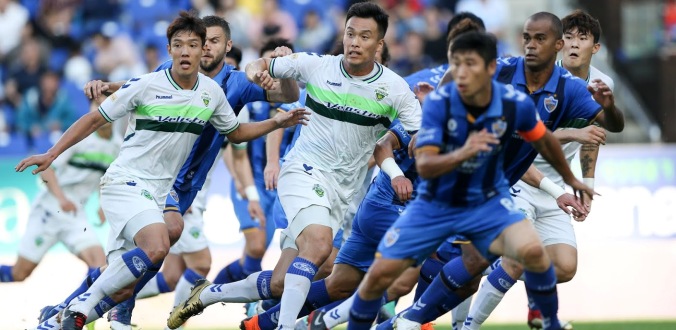 울산문수축구경기장/ K리그1/ 울산현대축구단 vs 전북현대모터스/ 전북 김신욱,홍정호,양팀 단체/ 문전 경합/ 사진 김재훈
